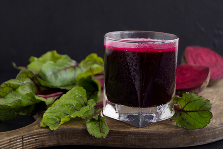 Beet fresh juice on a dark background.
の写真素材