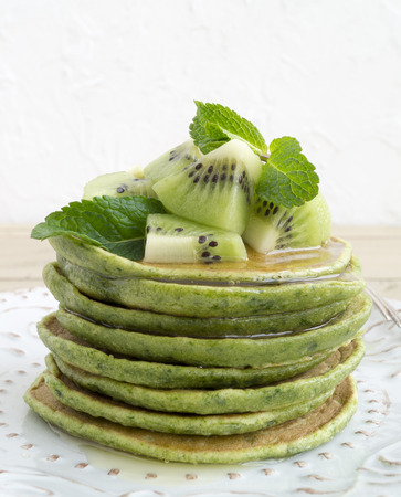 A stack of pancakes with syrup and kiwi.
の写真素材