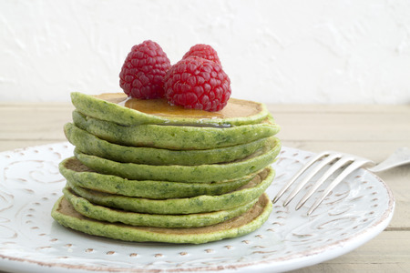 A stack of pancakes with syrup and raspberryi.
の写真素材