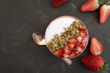 Homemade natural yogurt with strawberries and muesli.
の写真素材