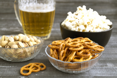 Beer with snacks on a wooden background.
の写真素材
