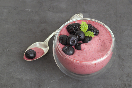Berry natural yogurt in a glass bowl.
の写真素材