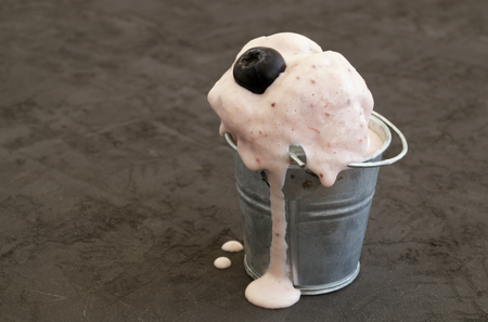 Melted ice cream in a bucket of blueberry.
の写真素材