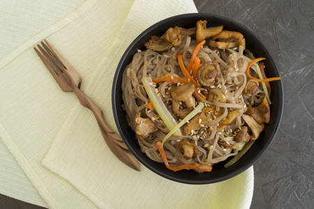 Buckwheat noodles with mushrooms in a black bowl.
の写真素材