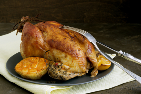 Whole chicken fried with garlic and thyme.
の写真素材