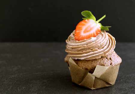 Homemade chocolate cake with cream and strawberry.
の写真素材