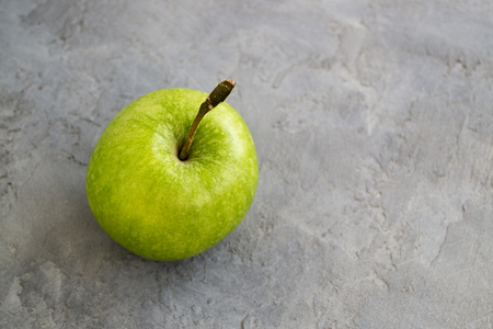 Fresh green apples on the table, close up.
の写真素材