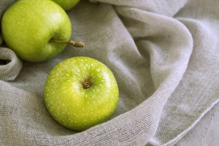 Fresh green apples on the table, close up.
の写真素材