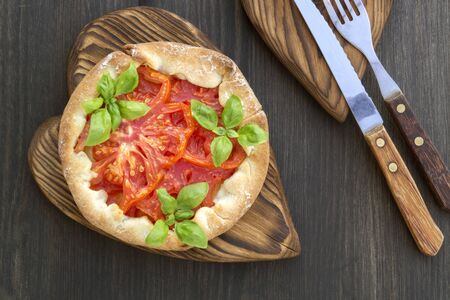 red tomato pie on a wooden Board.の写真素材