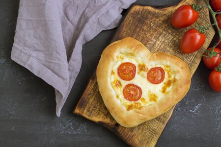 pizza Margarita in the shape of a heart for Valentine's day.
の写真素材