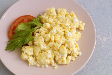 scrambled eggs on  plate. the view from the top.
の写真素材