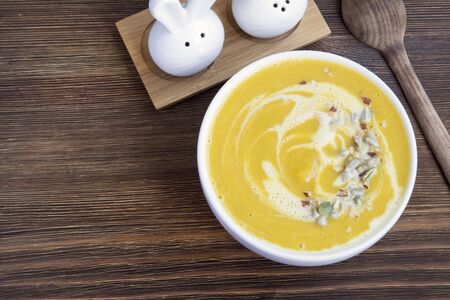 Vegetarian pumpkin soup on a wooden table.
の写真素材