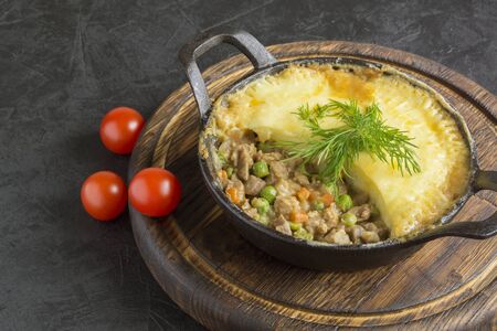 shepherd's pie in a cast-iron pan. traditional English dish.の写真素材