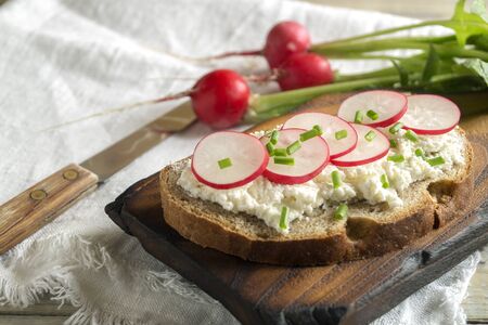 Rye bread with butter and radish. Healthy food.
の写真素材