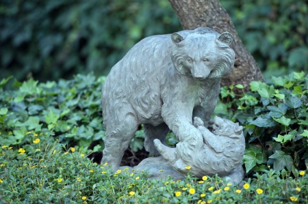 Stone mother bear with her cubの写真素材