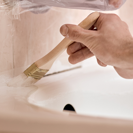 Process of applying liquid acrylic on old bath enamelの写真素材