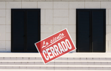 sorry we are closed inscription in spanish. Information message that tourist landmark is closed due to coronavirus pandemicの写真素材