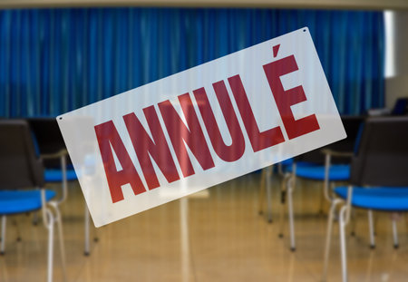 French lettering CANCELED. Hall for business meeting without people due to event cancellationの写真素材