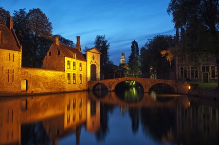 Night view of the Minnewater and Beguinage bridge in Bruges, Belgium のeditorial素材