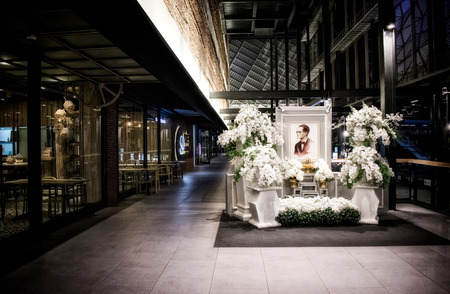 BANGKOK, THAILAND - AUGUST 12: Sign Salute of King Bhumibol Adulyadej continues to be displayed in The Street on August 12, 2017 in Bangkok.  The King passed away on October 13, 2016.のeditorial素材