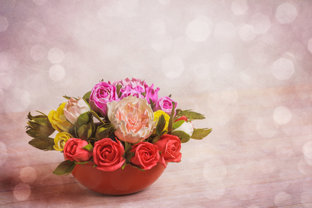 Wooden background with close up of roses flowers in the box with free space for textの写真素材