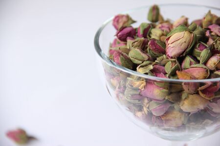 dry pink roses tea in glassの写真素材