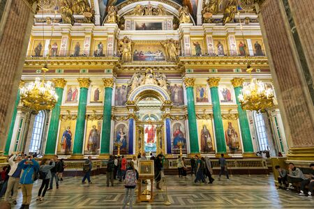 The main iconostasis and the Royal gate of St. Petersburg. Isaac's Cathedral. Saint - Petersburg. August 2017.のeditorial素材