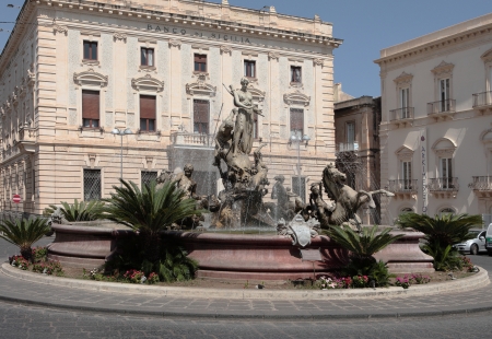 Artemis fountain located in the Sicilian city of Syracuse, in the center square of Archimedes  Created by sculptor Giulio Mosketti in 1906 and is dedicated to mythology のeditorial素材