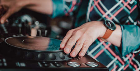 Djブースの写真 イラスト素材一覧 358件 ストックフォトのamanaimages Plus