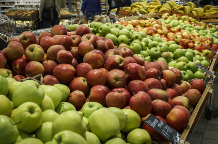 Red and green apples in a supermarketの写真素材