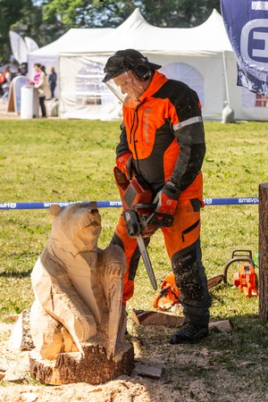 Petrozavodsk, Russia - 29 juny 2019. Man cuts a figure from a tree with chainsawのeditorial素材