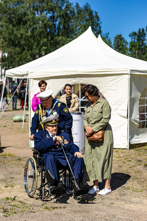 Petrozavodsk, Russia - 29 juny 2019. World War II veteran in a wheelchair and his comrade helping himのeditorial素材