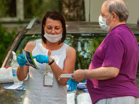 Petrozavodsk, Russia - 26 Juny 2020. voters are attracted to participate in voting through incentive lotteries with the drawing of valuable prizes.のeditorial素材