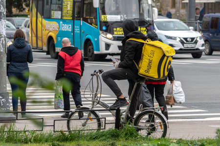 courier delivery of food by bicycleのeditorial素材