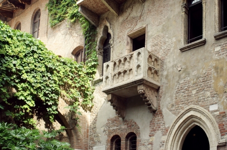 The famous antique facade of the building with the balcony of Juliet Capulet in Verona, Italyの写真素材
