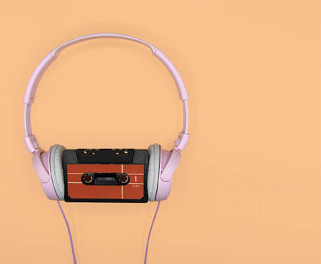 pink headphones on a red retro cassette tape and pastel color background, music and sound concept
123RF Filename:sendosan210900018の写真素材