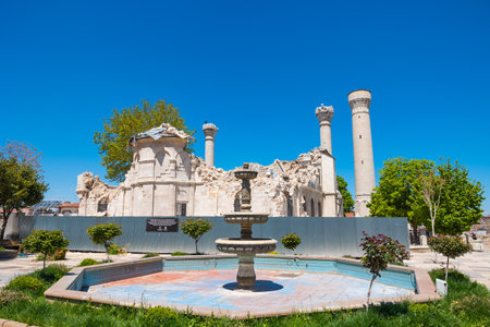 Malatya Yeni Cami aka Teze Cami or New Mosque after the major earthquakes. Malatya Turkiye - 4.25.2023のeditorial素材