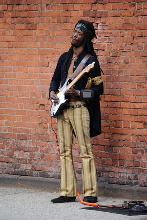 NEW YORK CITY - MAY 22: A busker performs Jimi Hendrix songs and dresses as Hendrix in the West Village May 22, 2010 in New York, NY.のeditorial素材