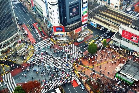 TOKYO - DECEMBER 15: Shibuya Crossing December 15, 2012 in Tokyo, JP. The crossing is one of the world's most well known examples of a scramble crosswalk.のeditorial素材