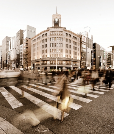 TOKYO - DECEMBER 26: Pedestrians cross at GInza Crossing Decemer 26, 2012 in Tokyo, JP. Ginza is known as the upscale area of Tokyo with many flagship stores and a high concentration of western shops.のeditorial素材