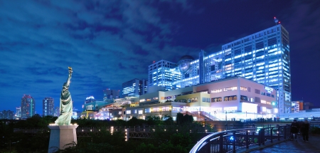 TOKYO - NOVEMBER 2: Odaiba skyline with Statue of Liberty November 2, 2012 in Tokyo, JP. The artificial island was built for defenses in the 1850's and was developed commercially in the 1990's.のeditorial素材