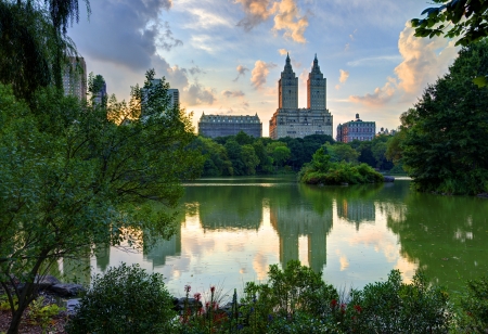 Upper West Side skyline from Central Park Lake in New York City.のeditorial素材