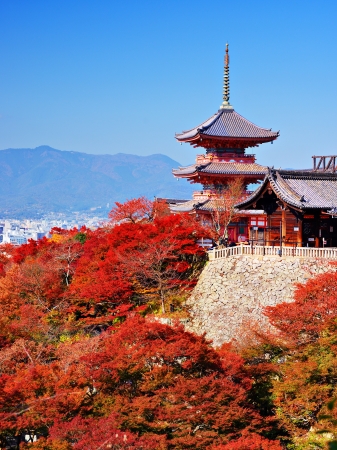 Kiyomizu-dera pagoda with fall colors in Kyoto, Japanのeditorial素材