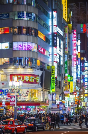 TOKYO - December 29: Traffic in the Kabuki-cho neighborhood of Shinjuku Ward December 29, 2012 in Tokyo, JP. The area is a nightlife district referred to as Sleepless Town.のeditorial素材