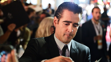 LOS ANGELES - NOVEMBER 8: The actor Colin Farrell signs an autograph for a fan November 8, 2013 in Los Angeles, CA. のeditorial素材