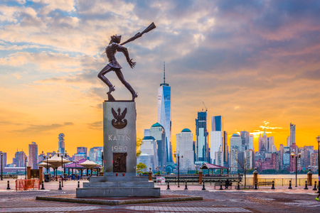 NEW YORK, NEW YORK - OCTOBER 30, 2016: The KatyÅ Memorial in Jersey City stands before the Lower Manhattan skyline at dawn. The memorial is dedicated to the victims of the Katyn massacre in 1940.のeditorial素材