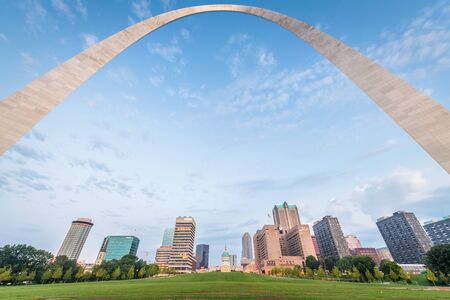 St. Louis, Missouri, USA city skyline and park in the morning.のeditorial素材
