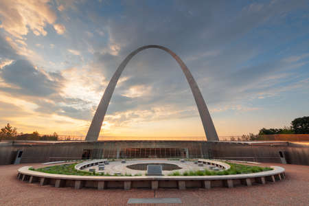 ST. LOUIS, MISSOURI - AUGUST 25, 2018: The Gateway Arch and Visitor Center in Gateway Arch National Park at dawn.のeditorial素材