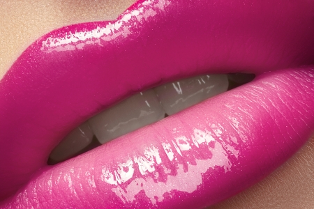  Close-up of woman s lips with bright fashion pink glossy makeup  Macro magenta lipgloss make-up の写真素材