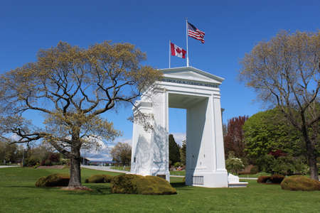 The gate monument in Peace Arch Parkのeditorial素材